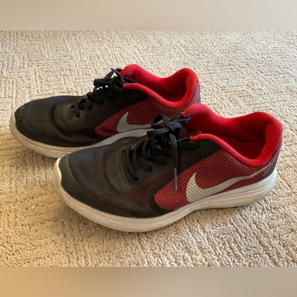👟❤️ Nike Boys Revolution 3 Sneakers University Red / Metallic Silver Size 6.5Y - Picture 5 of 10